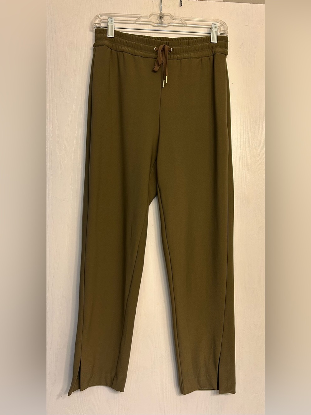 Joie Contemporary Quiet Luxury French Versatile Olive Ladies Joggers Size XS.